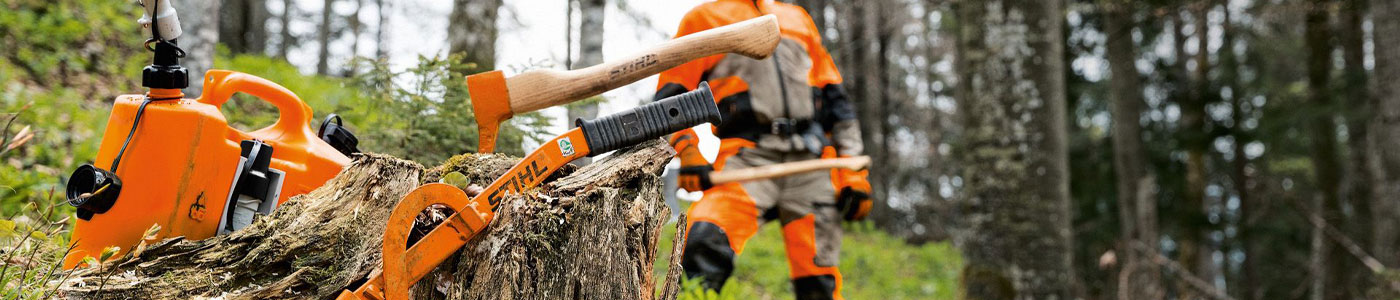 Stihl Äxte auf einem Holzstamm
